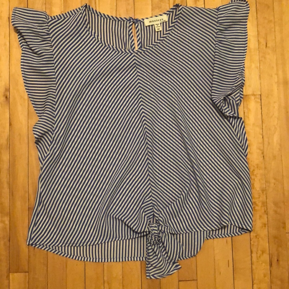 White and blue striped short sleeve shirt